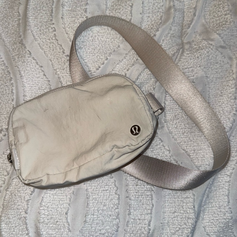 Lululemon Belt Bag in Off-White/Cream with Silver Logo